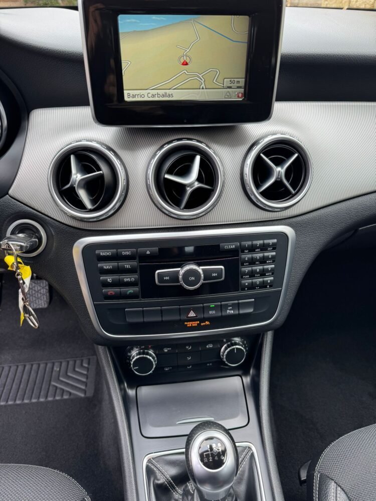 MERCEDES-BENZ GLA 200