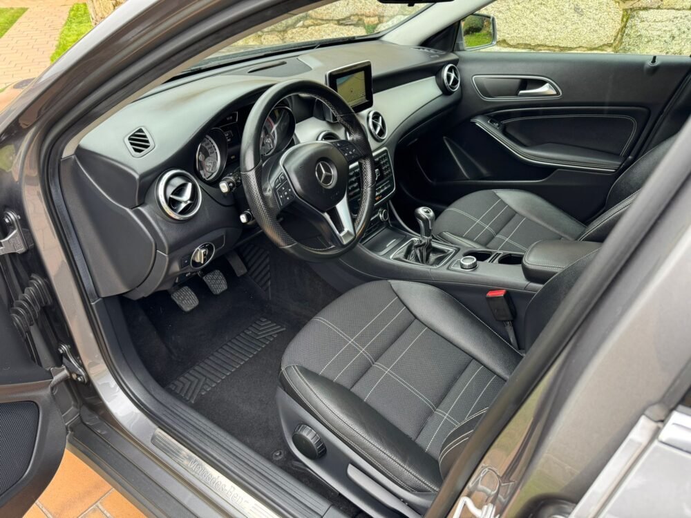 MERCEDES-BENZ GLA 200