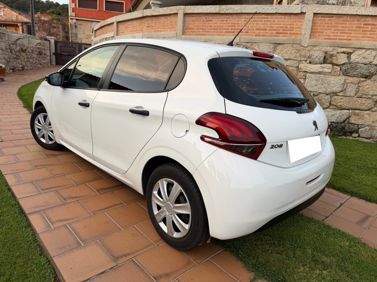 PEUGEOT 208 1.6 HDI